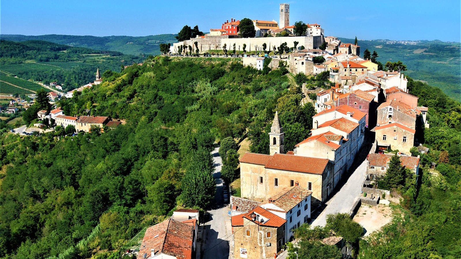 Srednjovjekovni gradić u Istri